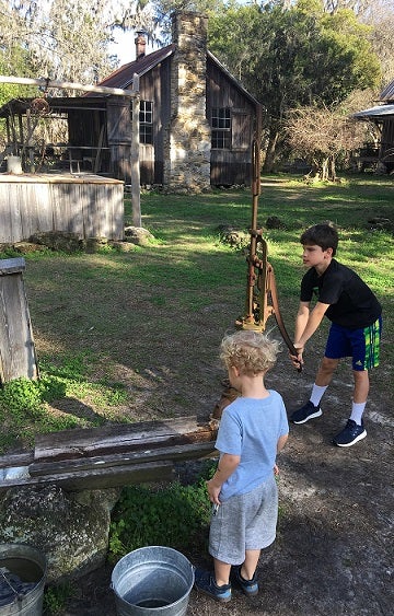 Dudley Farm kids pump water