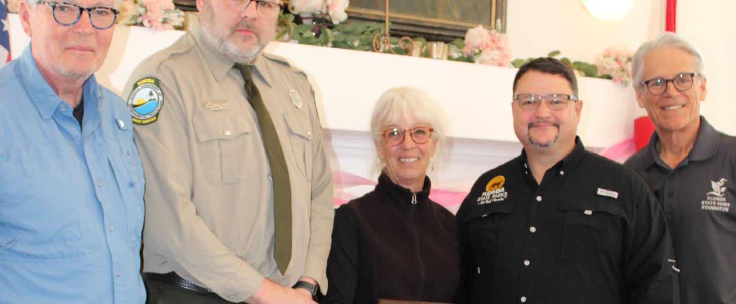 Volunteers Peggy and Helmut Albrecht receive their award.