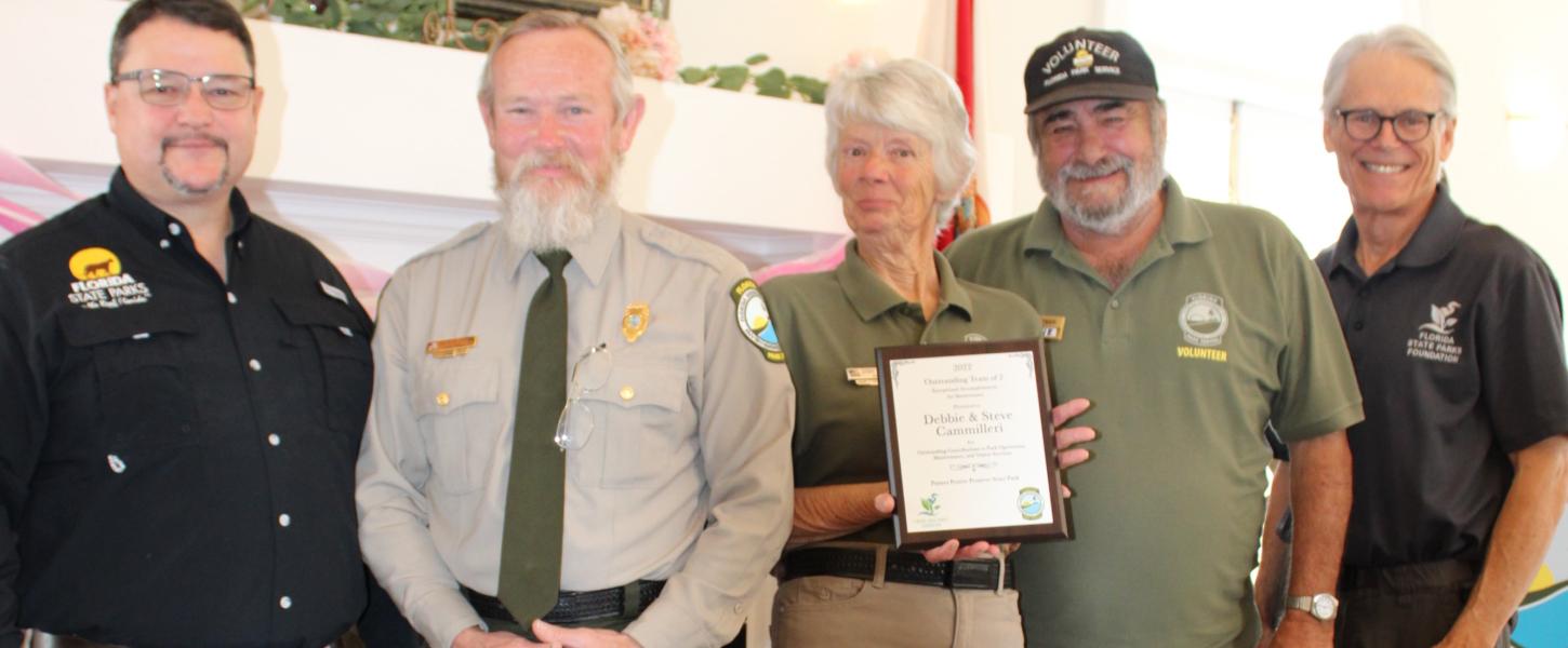 Volunteers Debbie and Steve Cammilleri receive their award.