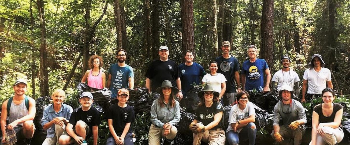 A group photo of the volunteers.