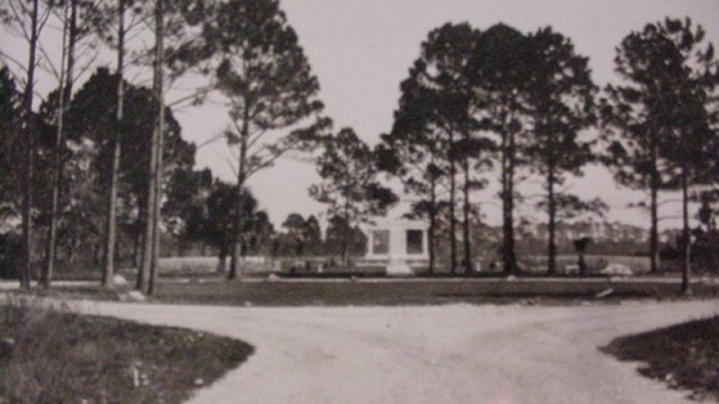 monument and mall