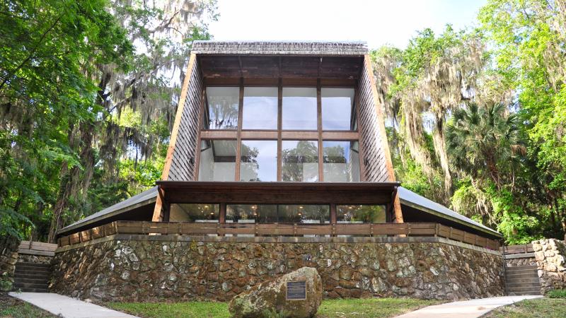 Image of the back of the Paynes Prairie visitor center and porch/observation deck.