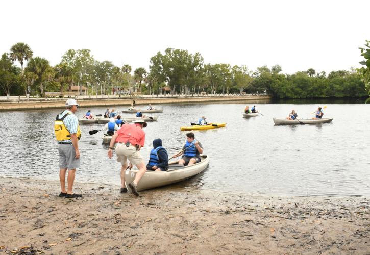 People water canoes