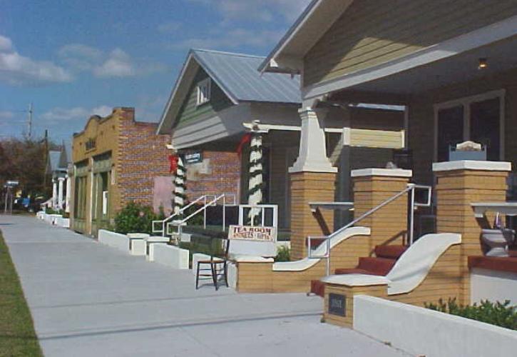 A view of the area outside of the ybor city museum.