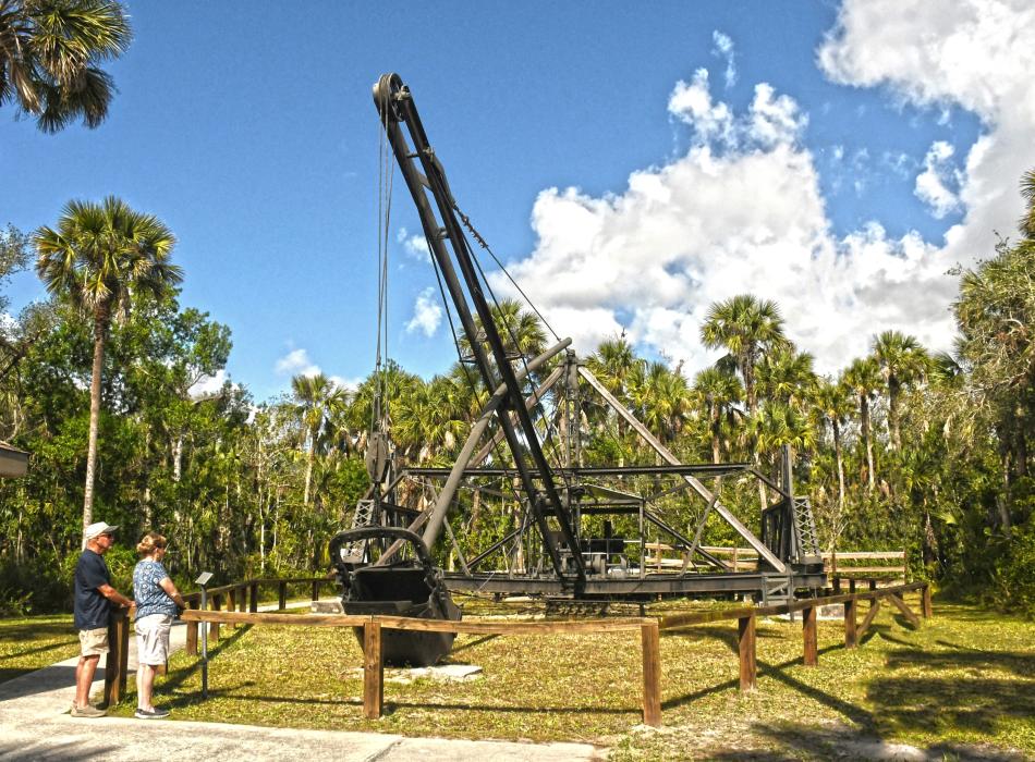 A view of the entire bay city walking dredge machine.