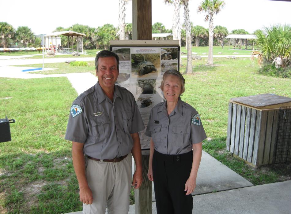 Volunteers Tom and Lynn Maize before their Crabbing Basics program