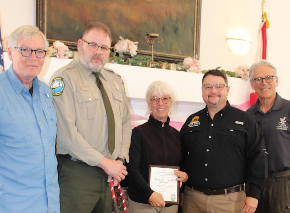 Volunteers Peggy and Helmut Albrecht receive their award.