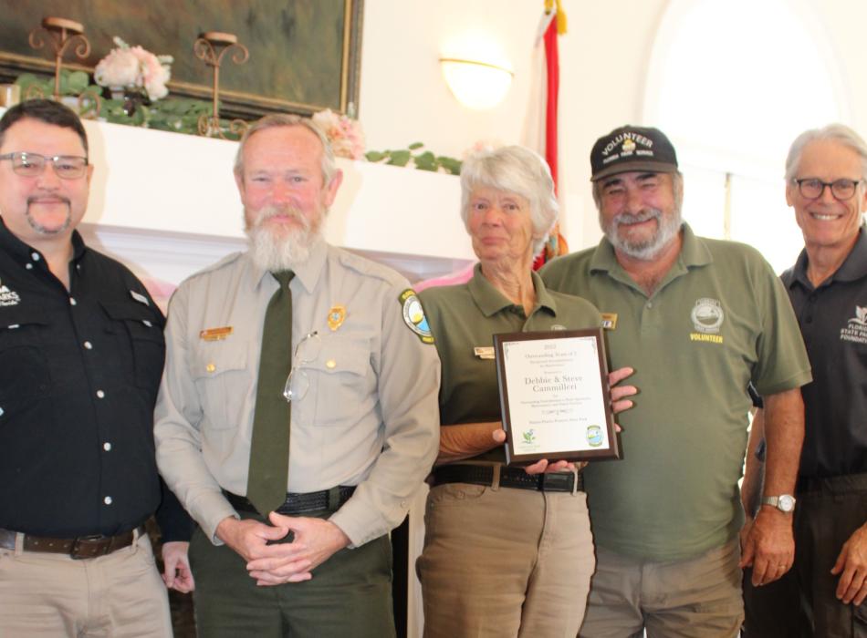 Volunteers Debbie and Steve Cammilleri receive their award.